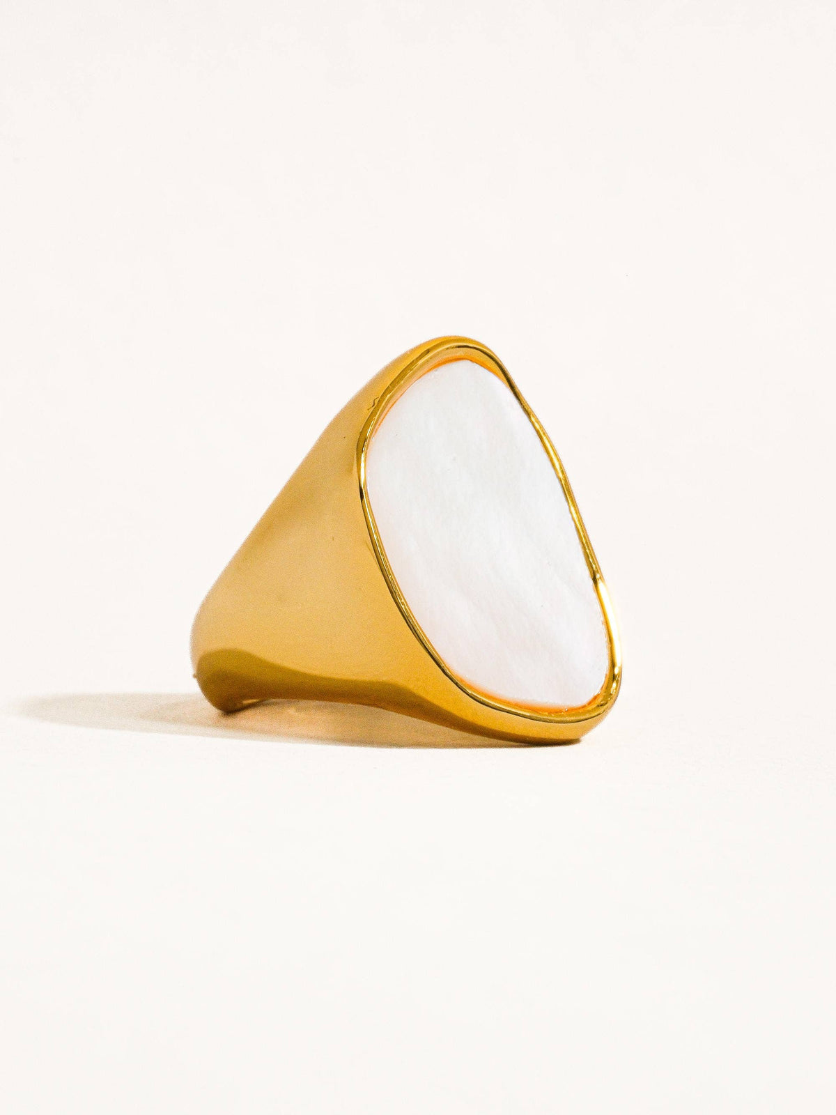 CALI 18k GOLD SHELL RING